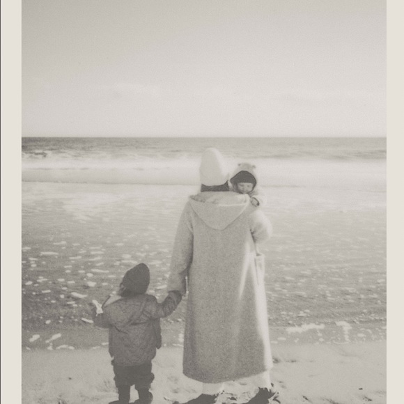 Meet your Posher, Becca - Picture 1 of 3